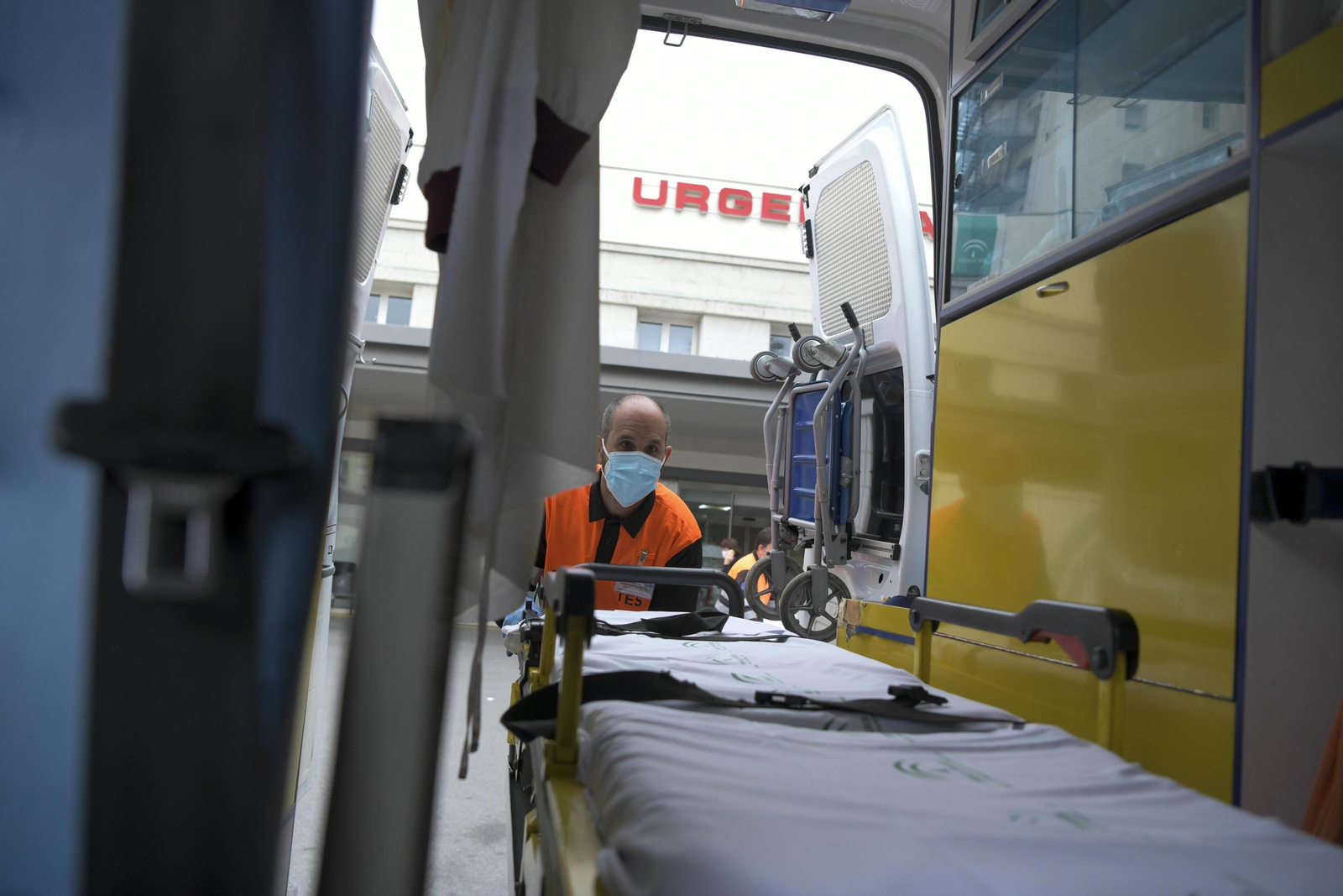 Un conductor de ambulancia en las Urgencias del Virgen de las Nieves