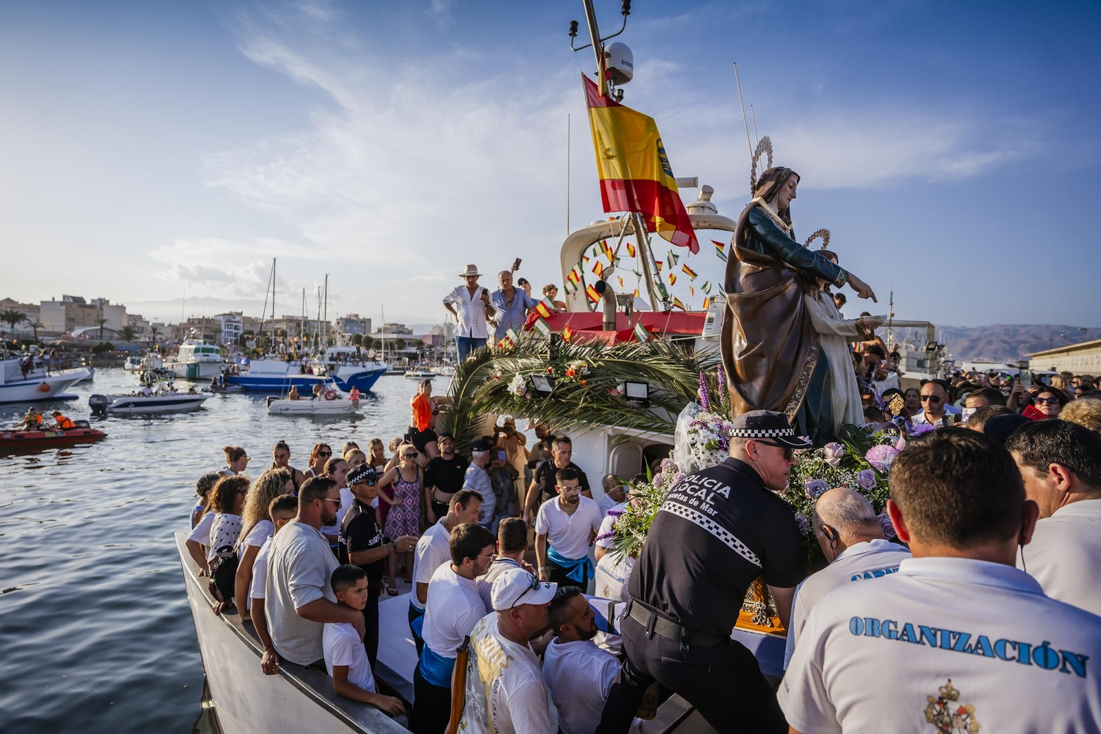 La procesión de la Virgen del Carmen y Santa Ana pone el broche final a las fiestas del Puerto de Roquetas