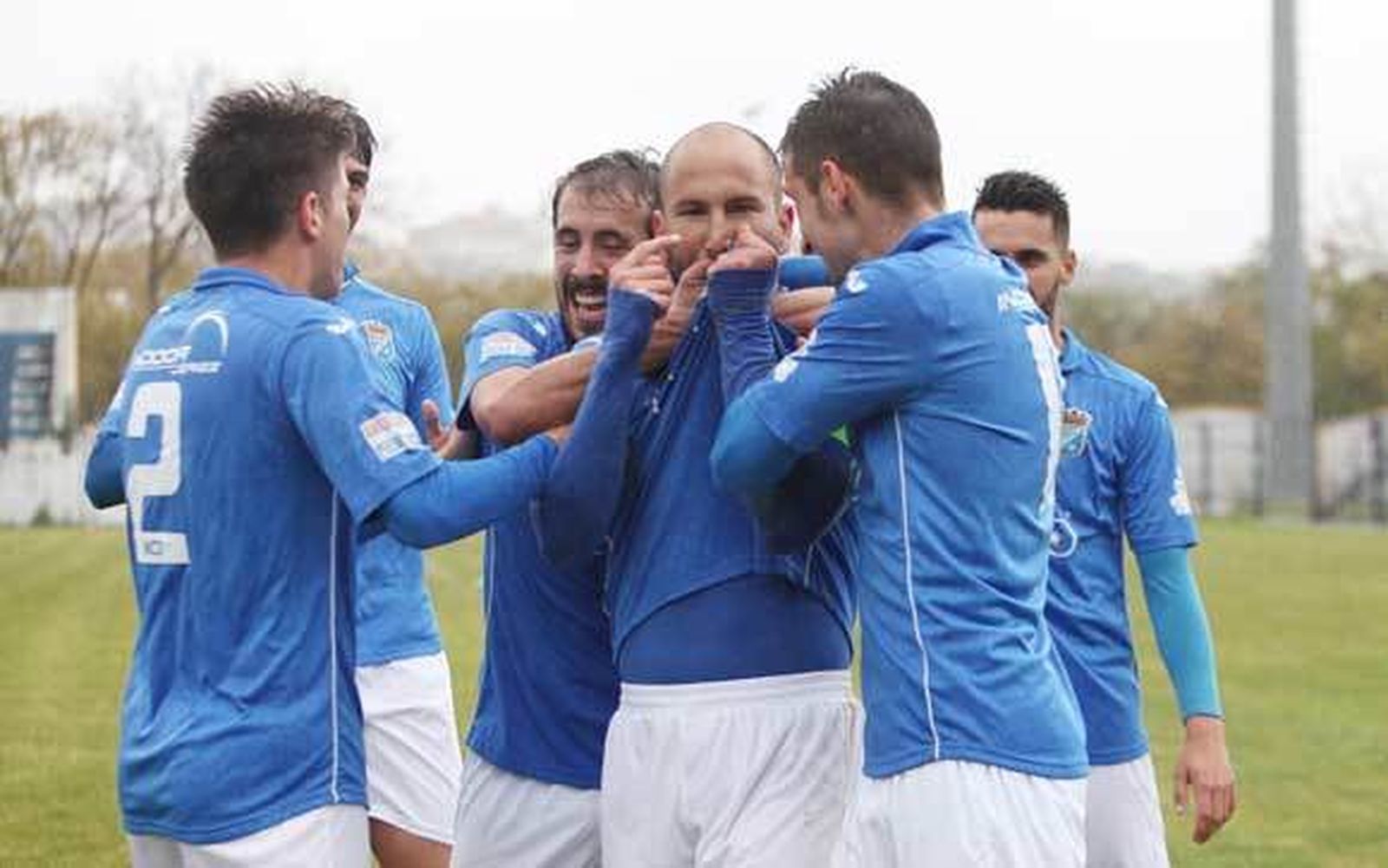 Quirós es felicitado por sus compañeros tras anotar uno de sus goles el pasado domingo en La Juventud. /Vanesa Lobo