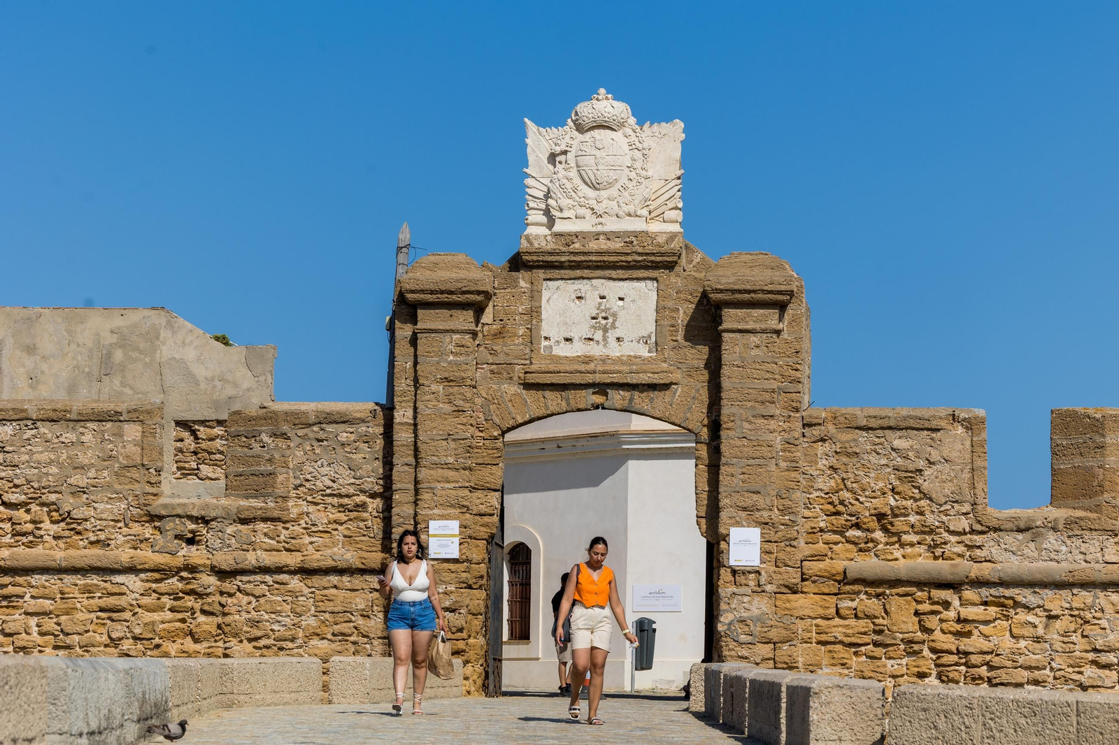 Imágenes del estado del castillo de San Sebastián de Cádiz