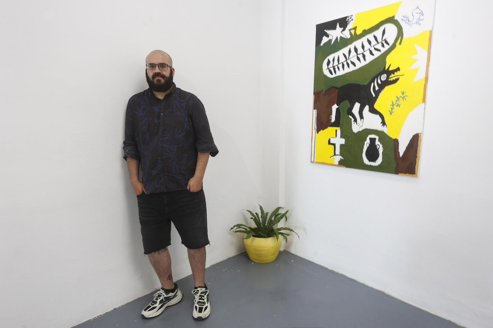 Agus Díaz Vázquez, con uno de sus cuadros.