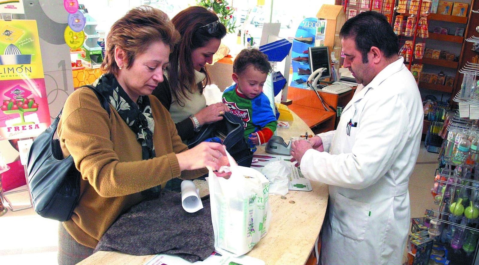 Un farmacéutico dispensa medicamentos en la farmacia con la receta electrónica, a través de la tarjeta sanitaria