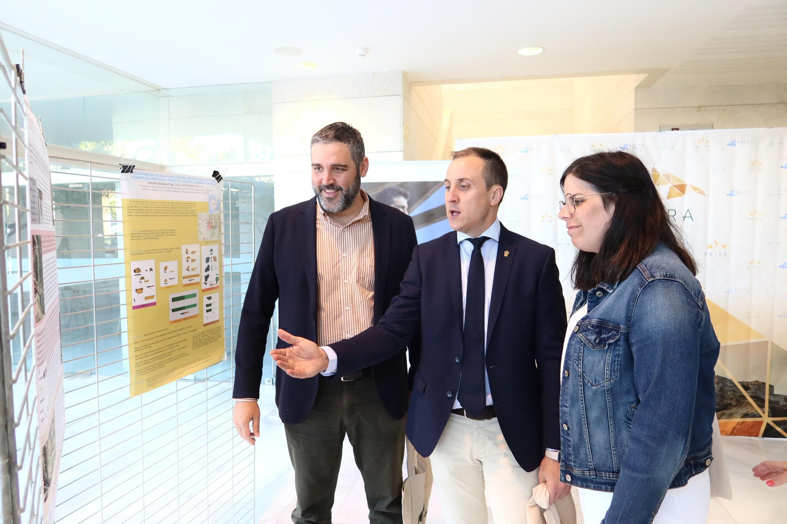 Alcalde, diputada y delegado supervisan los paneles técnicos del congreso.