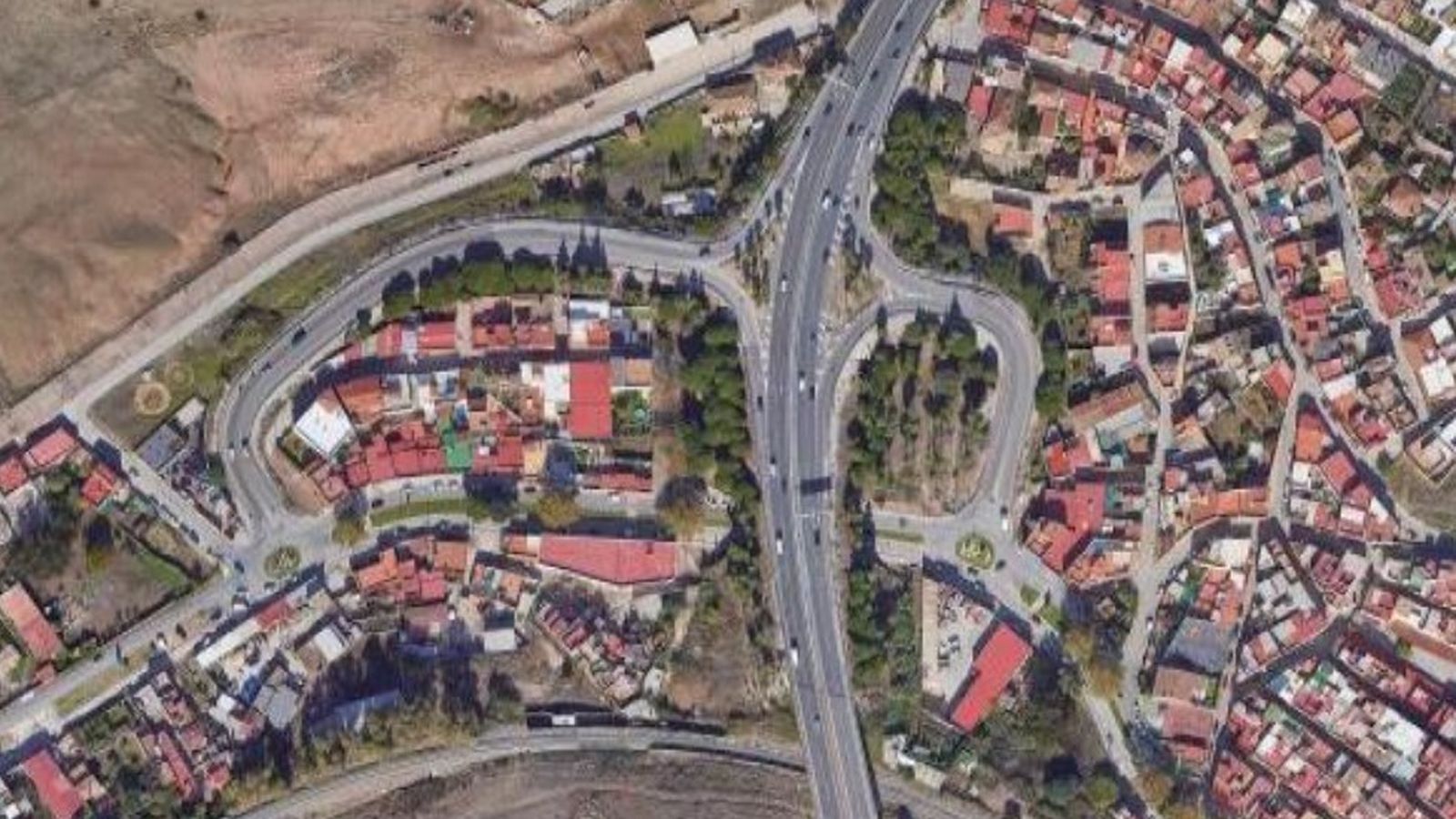 Vista aérea de la circunvalación a la altura de Aguamarina. En ella se observa la asimetría de los accesos.