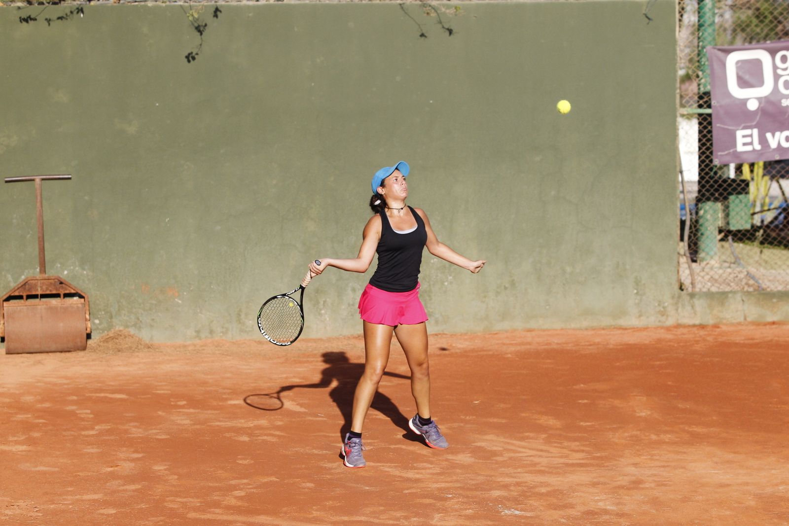 Silvia Vargas devuelve una bola durante la final del Trofeo Naturcharc de supertiebreak femenino.