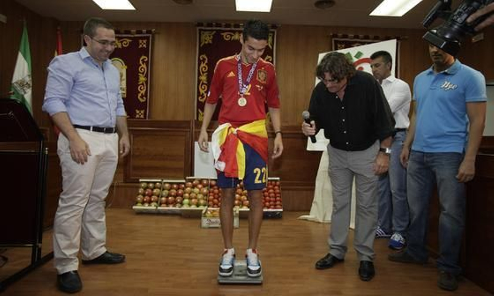 El futbolista pesándose en el Ayuntamiento. 

Foto: Antonio Pizarro