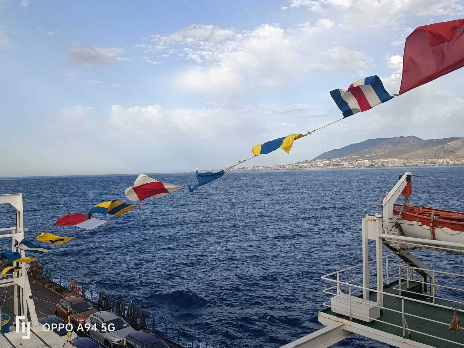 Guirnalda de banderas a bordo del 'Festivo' para celebrar el día de la Virgen del Carmen.