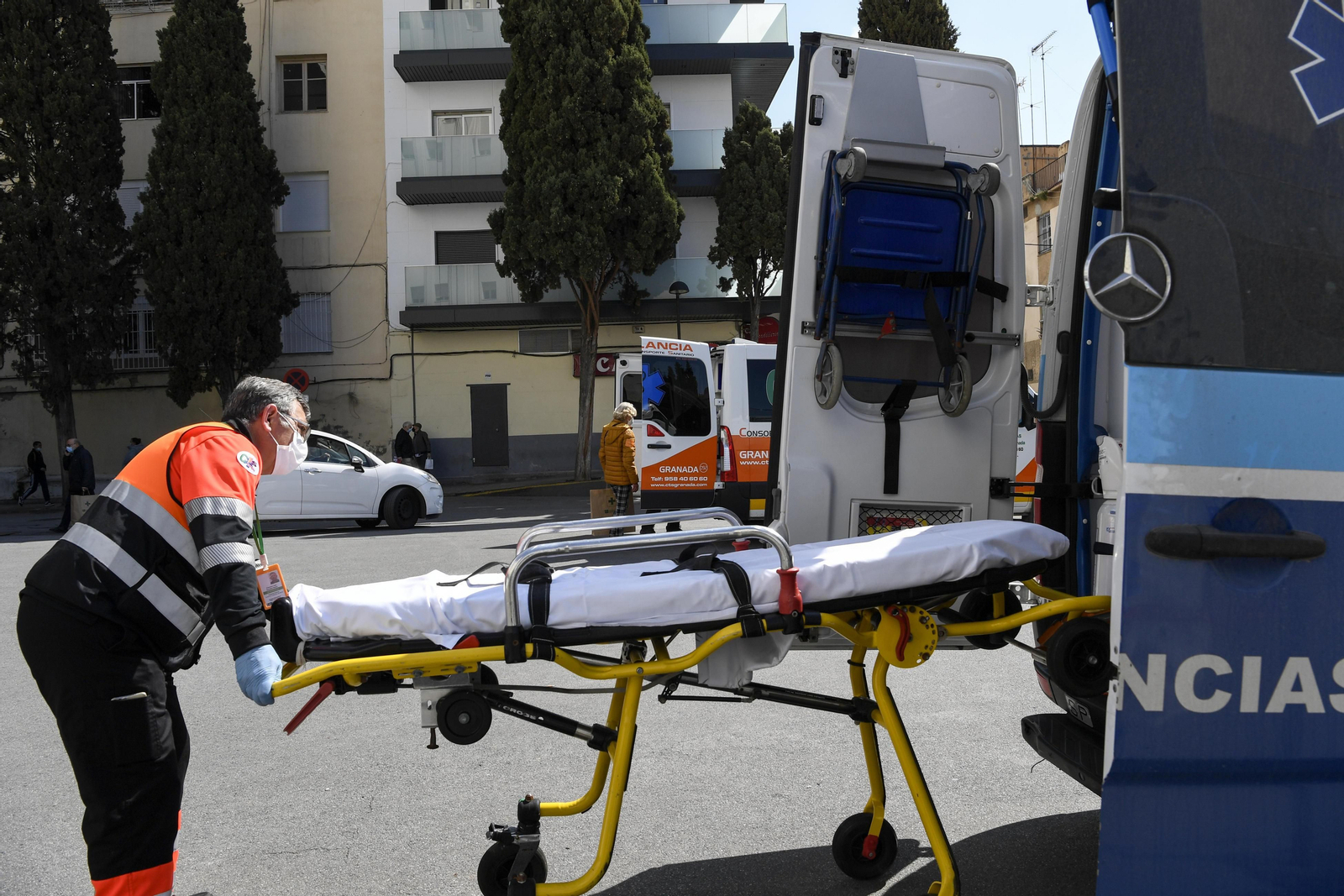 La semana se despide con una leve mejoría: menos positivos e ingresos y bajada de la tasa en la capital