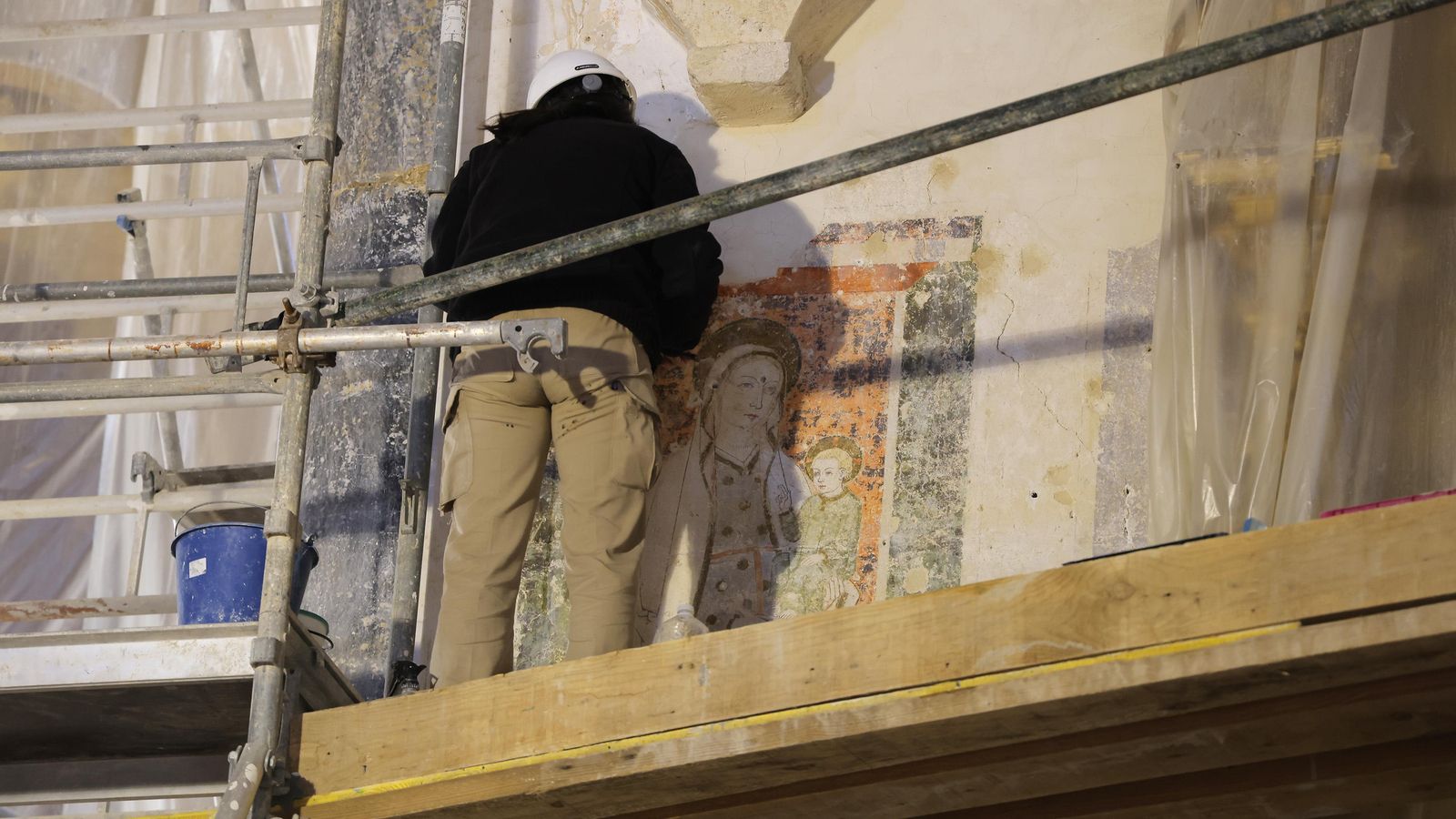 Trabajos de restauración de las pinturas murales encontradas en los paramentos.