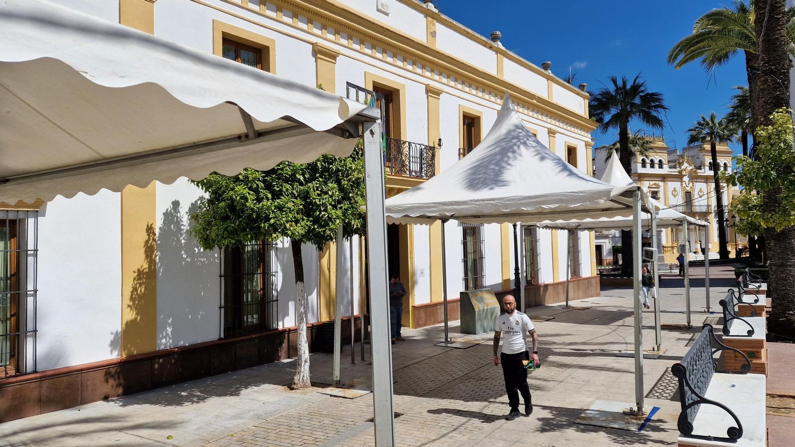 En la plaza de España ya se están montando las carpas.