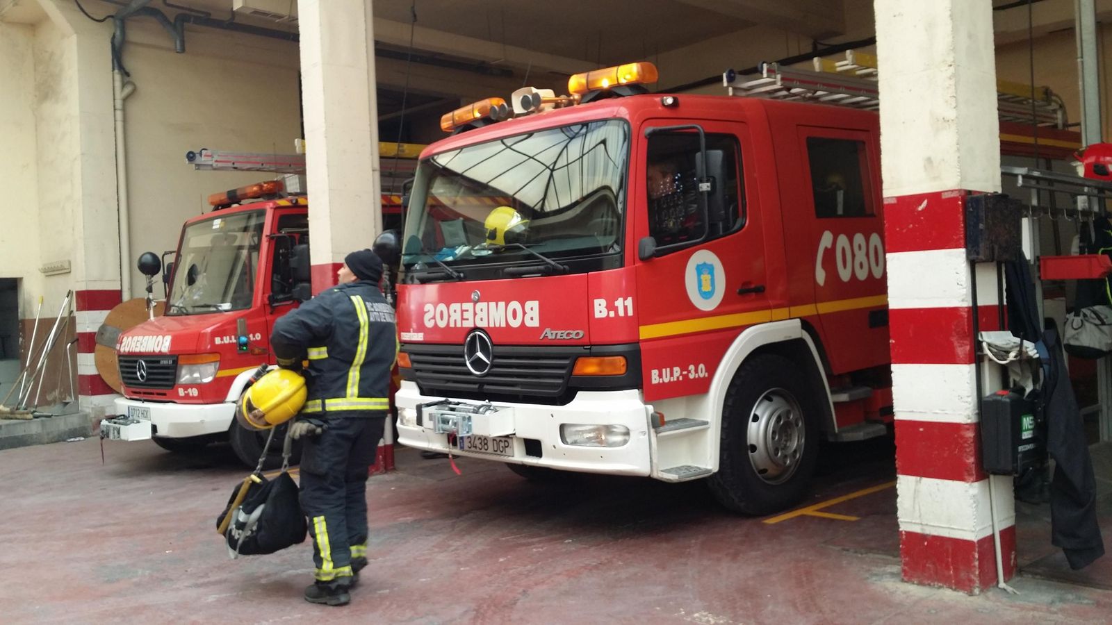 Varios vehículos de bomberos en el parque de Martiricos.