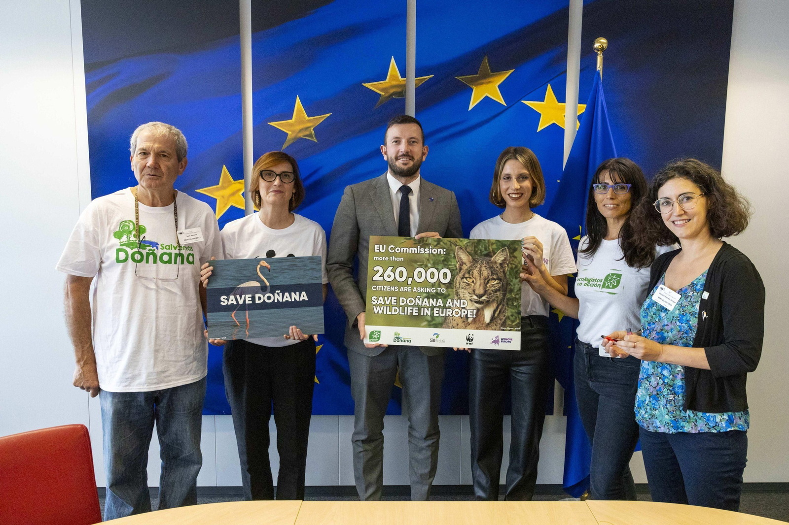 Representantes de las asociaciones ecologistas entregan al comisario de Medio Ambiente, Virginijus Sinkevicius, las 260.000 firmas contra la ley de regadíos de Doñana.