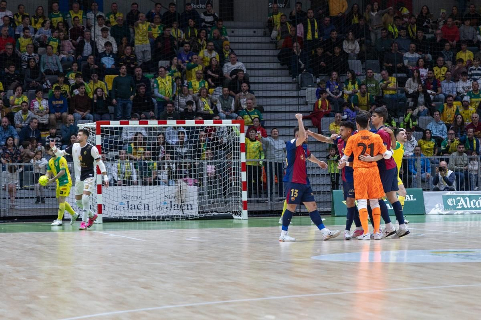 La fiesta amarilla en la goleada del Jaén FS al Barça, en imágenes