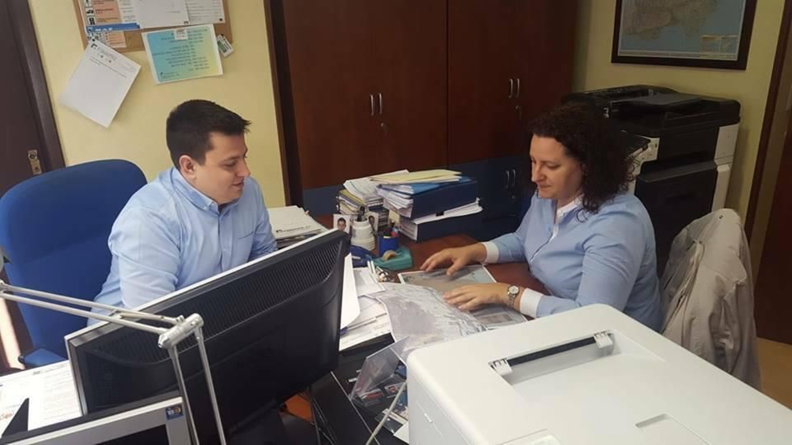 La regidora Nuria Rodríguez en el estudio de ingeniería José Luis Navarro analizando las diferentes ubicaciones.