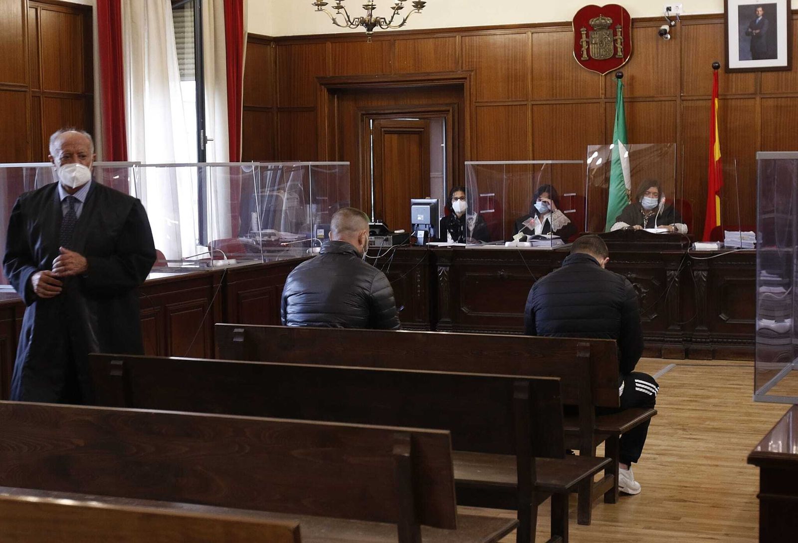 Una sala de la Audiencia de Sevilla preparada para la COVID