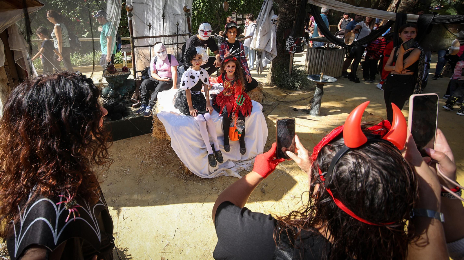 Miles de asistentes a la fiesta de Halloween en el Zoo de Jerez