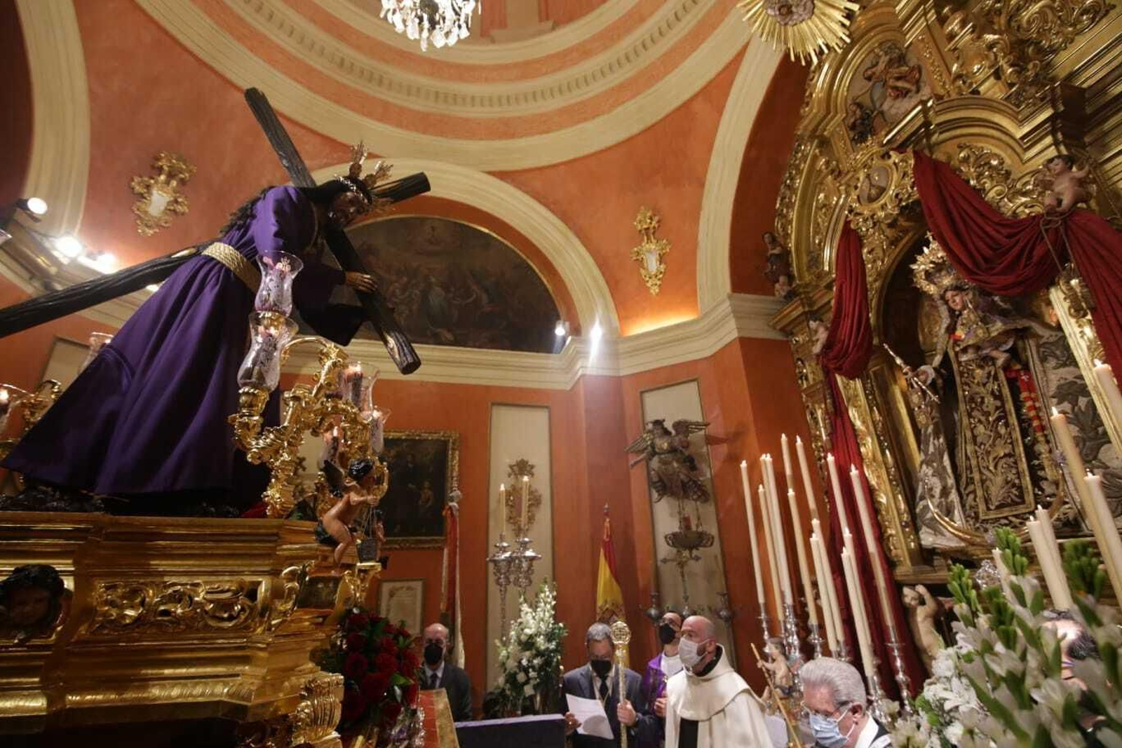Las imágenes de Jesús Nazareno y de la Virgen del Carmen, frente a frente.