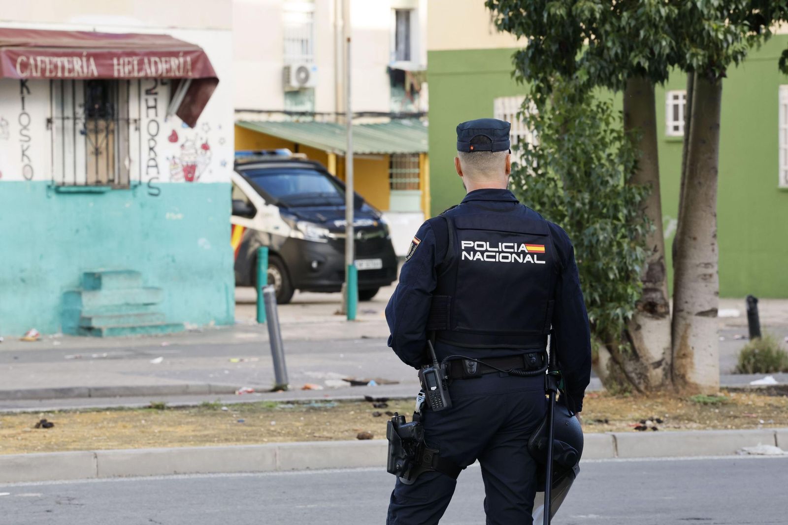 Un policía nacional, en las Tres Mil Viviendas.