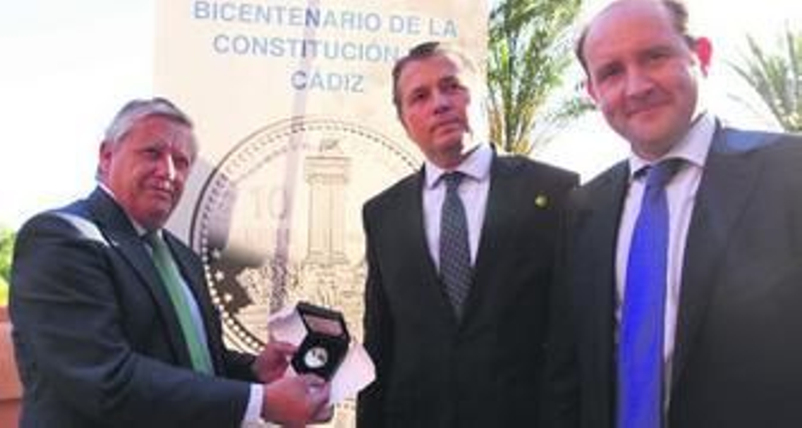 El alcalde muestra la moneda, ayer en el establecimiento hotelero del Novo.