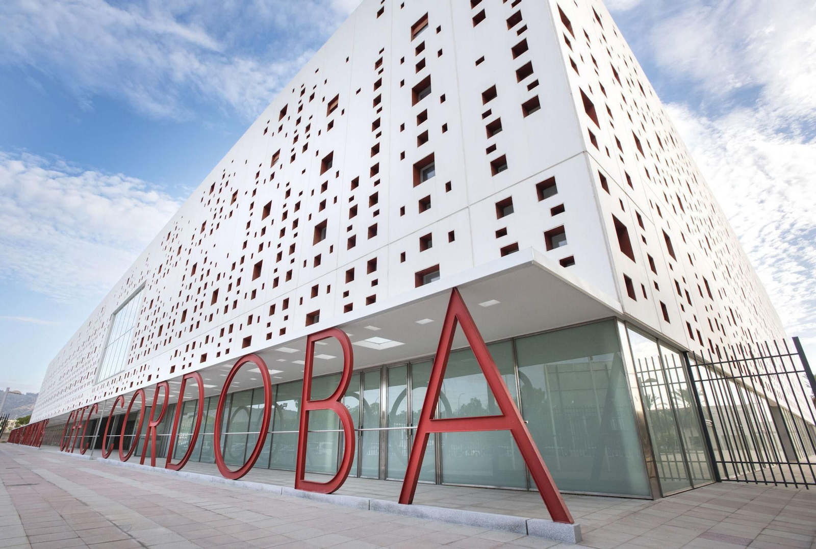 Fachada del Centro de Exposiciones de Córdoba, intervenido por Javier Terrados. Fachada del Centro de Exposiciones de Córdoba, intervenido por Javier Terrados.