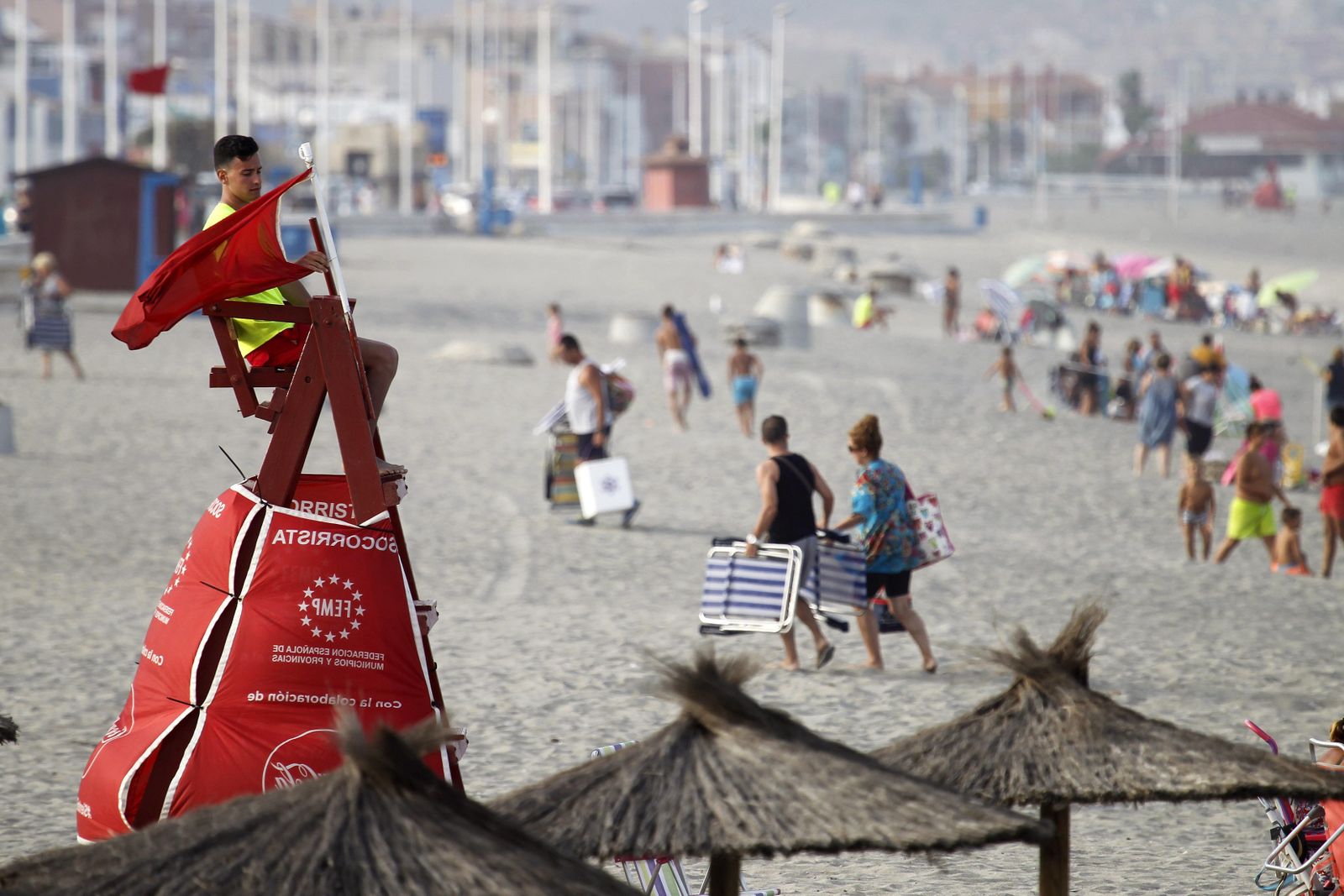 Un socorrista, en una playa de La Línea.