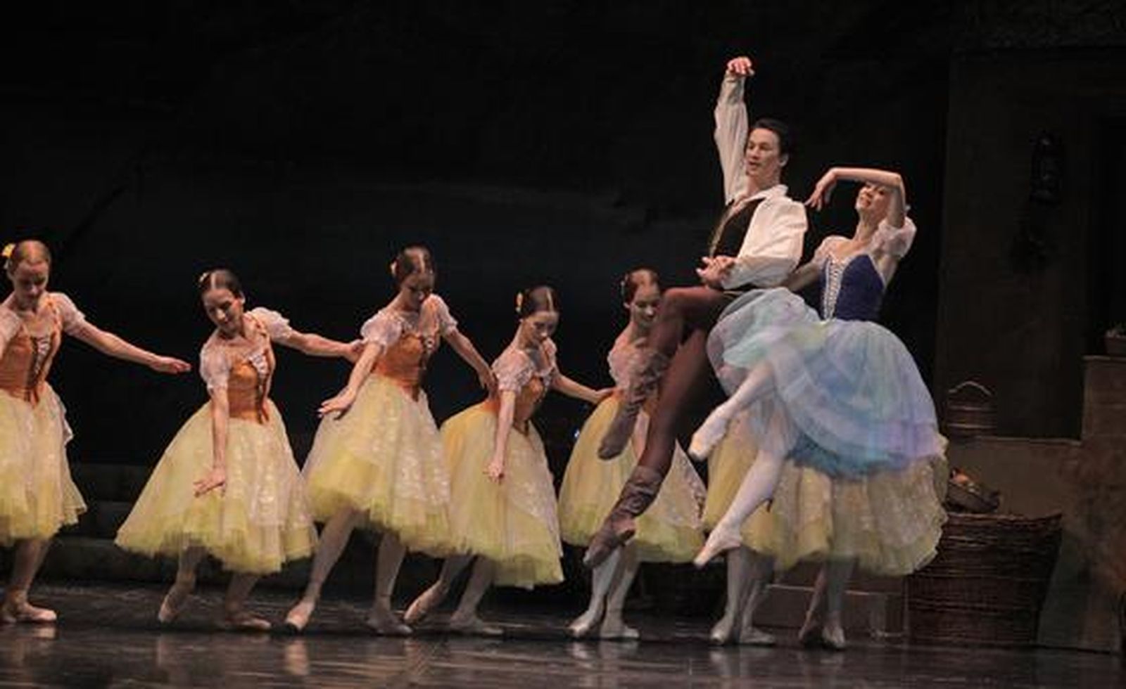 Imágenes de 'Giselle' en el Teatro de la Maestranza. / Antonio Pizarro