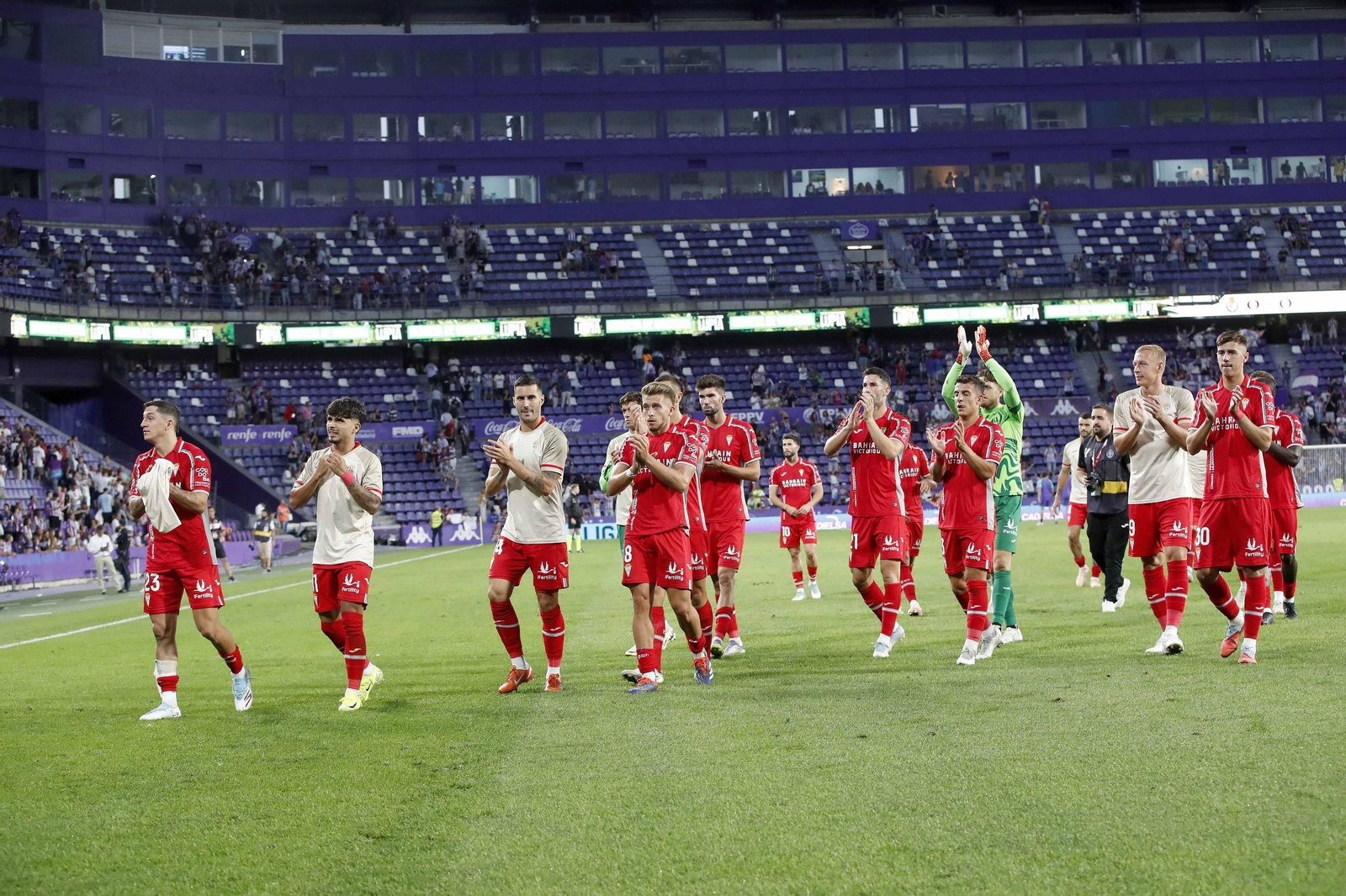 Los jugadores del Córdoba aplauden a sus aficionados al término del duelo en Valladolid.
