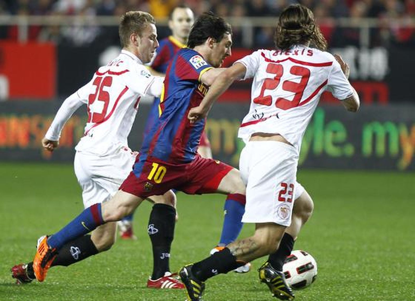 El Sevilla consigue sacar un punto ante el Barcelona en el Sánchez Pizjuán. / Antonio Pizarro