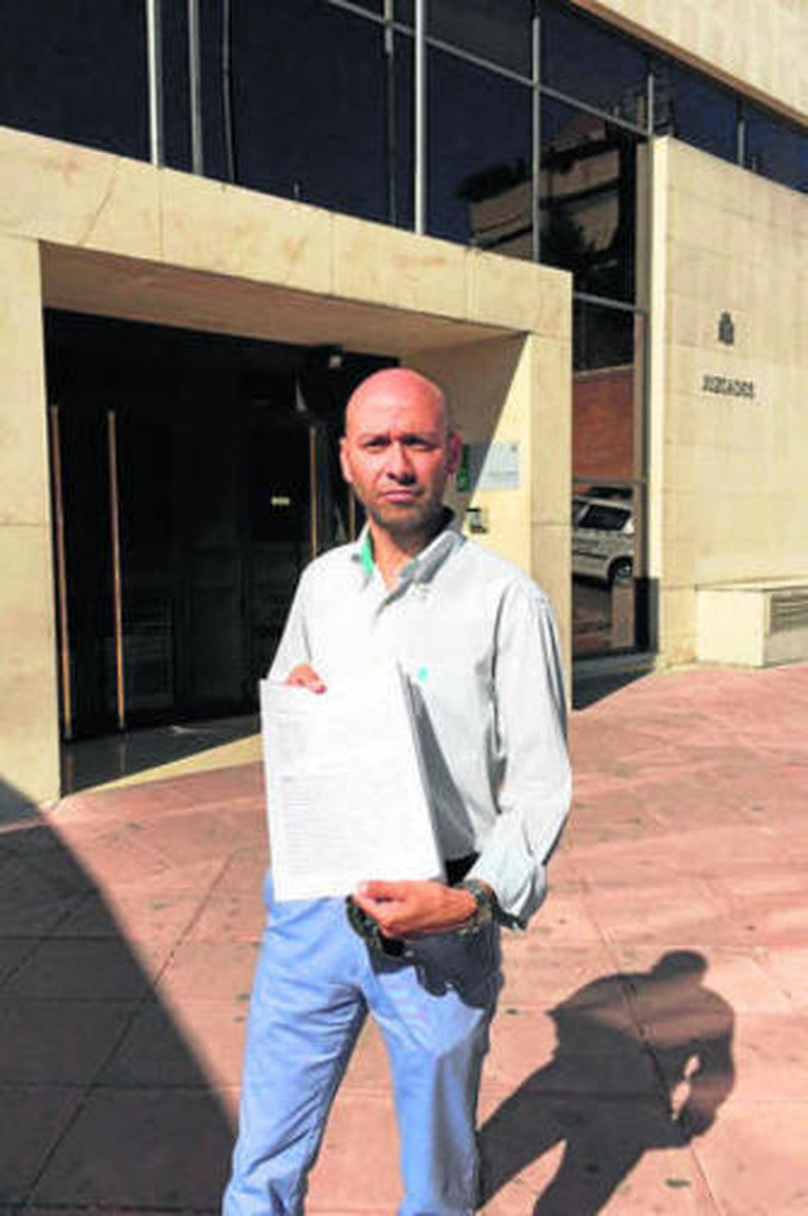 El abogado Domingo Domingo con la sentencia, ayer en los juzgados.