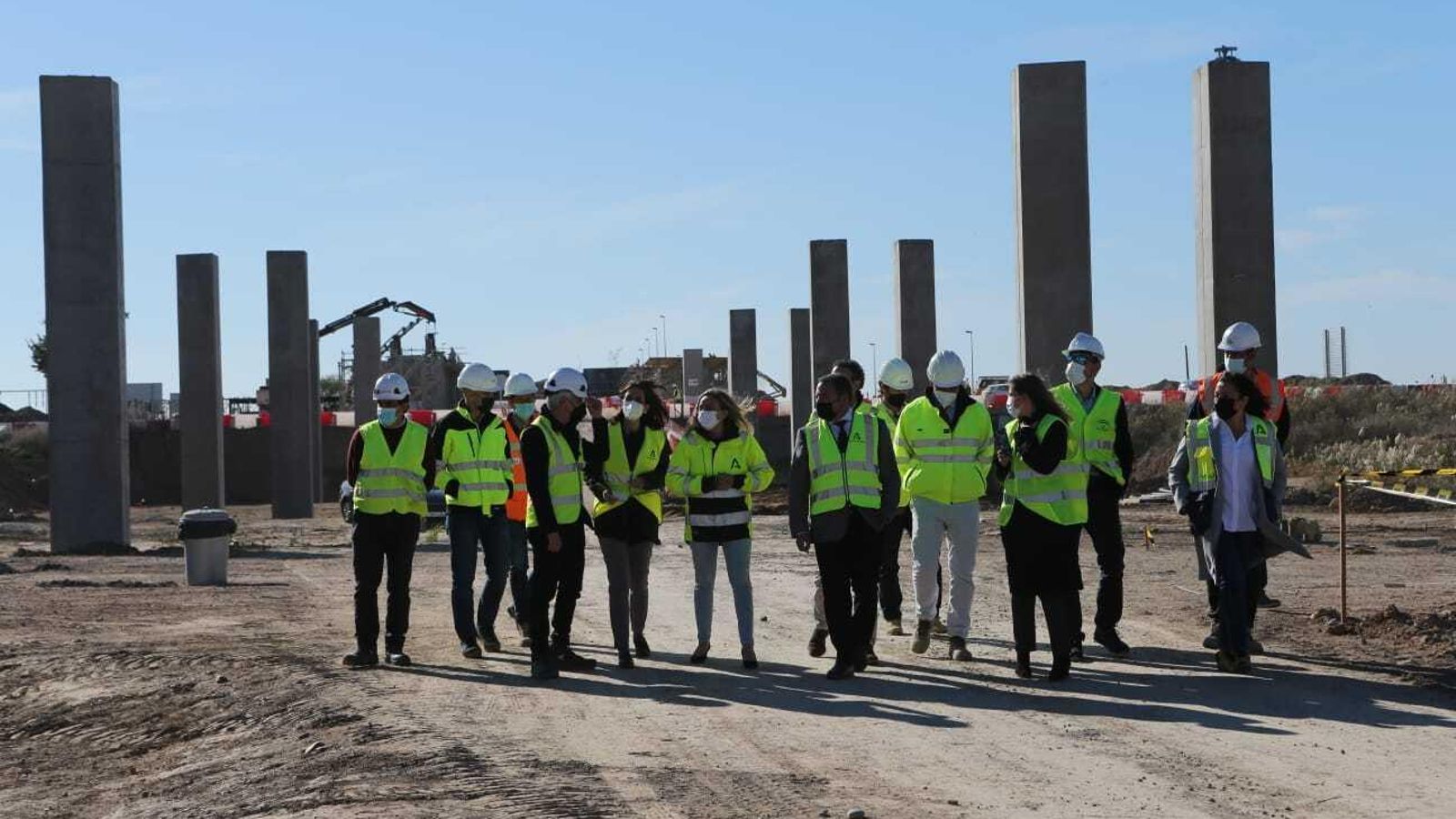Otro momento de la visita de la consejería de Fomento a la obra del viaducto Pago de Enmedio.