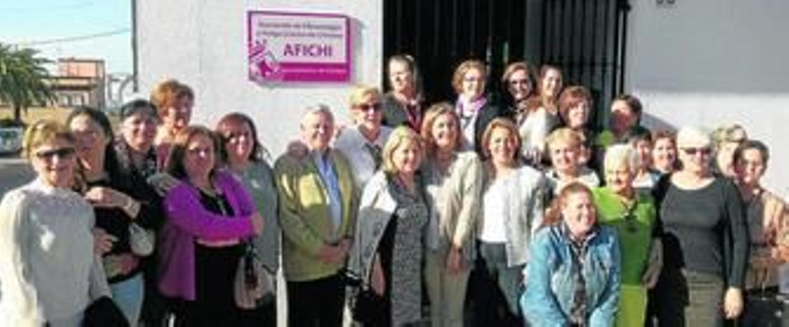 El alcalde con mujeres de la entidad Afichi tras la inauguración del nuevo local.
