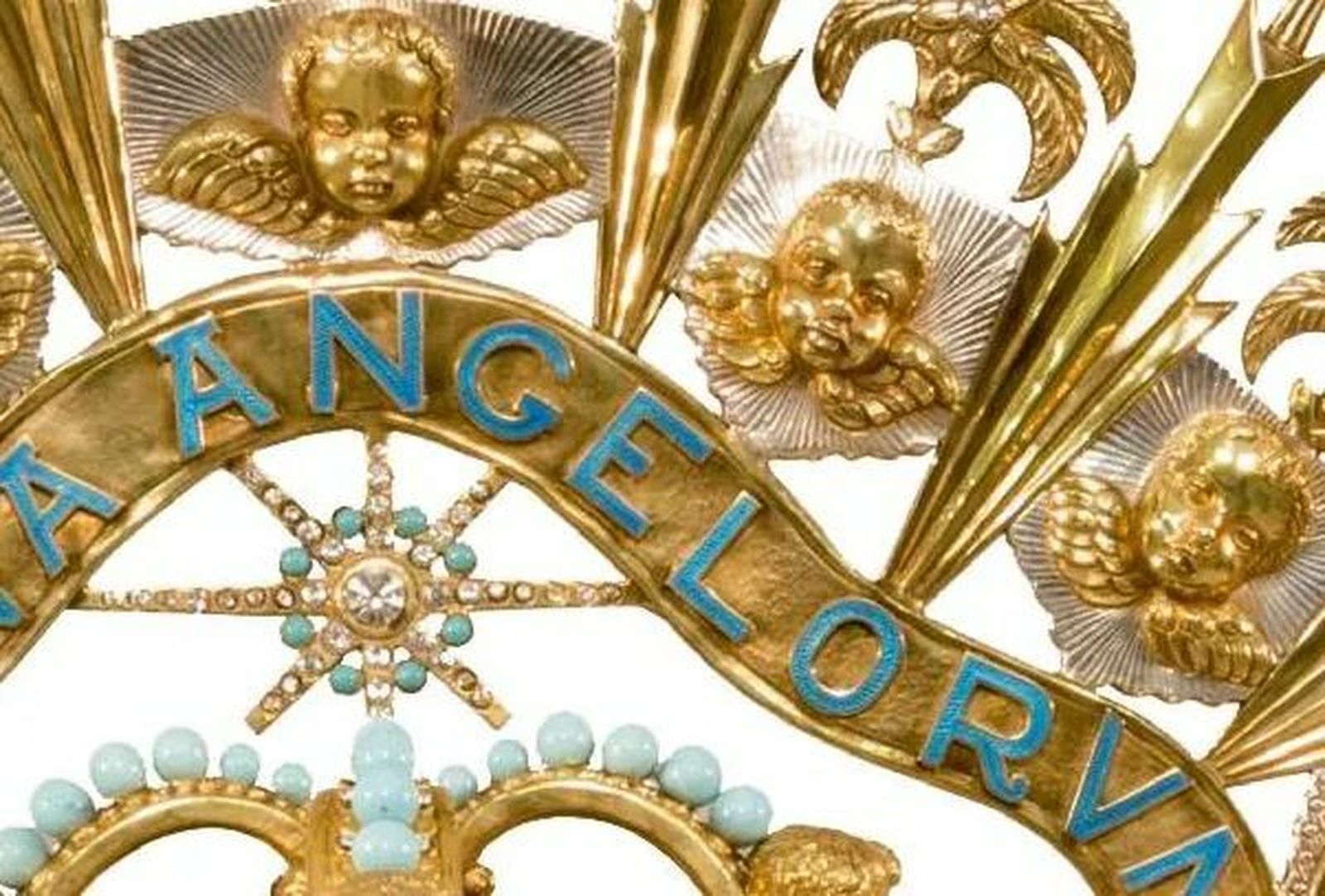 La Hermandad de los Negritos presenta la corona enriquecida de la Virgen de los Ángeles.