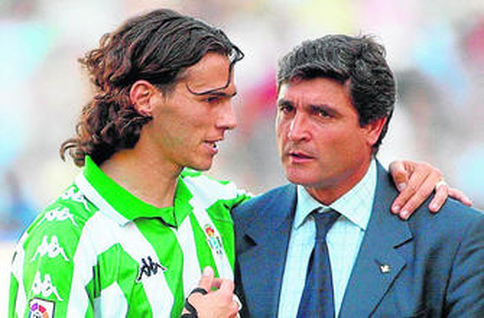 Juande Ramos escucha con atención a Capi en su etapa como técnico bético.