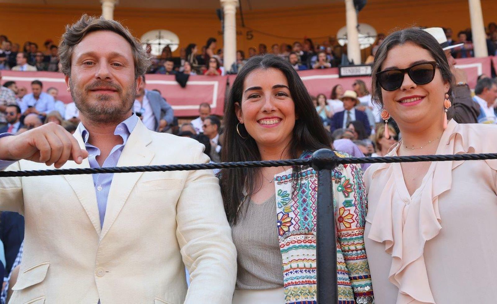 El cantante Juan Peña, Lourdes Ochoa y María Cardoso de Aromas.