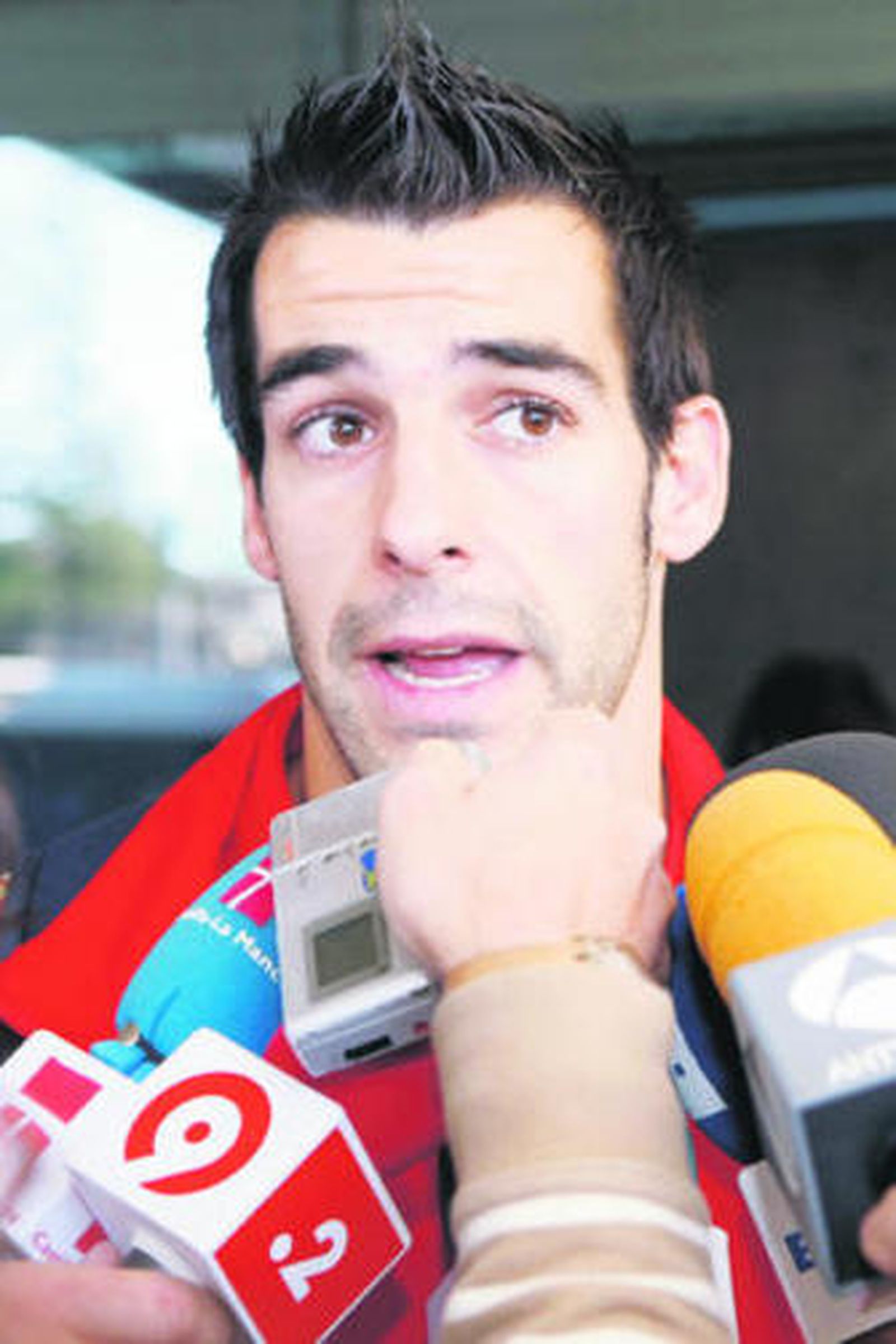 Negredo fue foco principal de atención a su llegada al aeropuerto de Barajas.