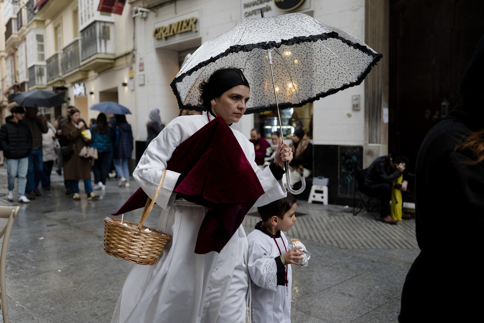 Las imágenes de Ecce-Homo, que suspendió su salida por la lluvia, en la Semana Santa de Cádiz 2025