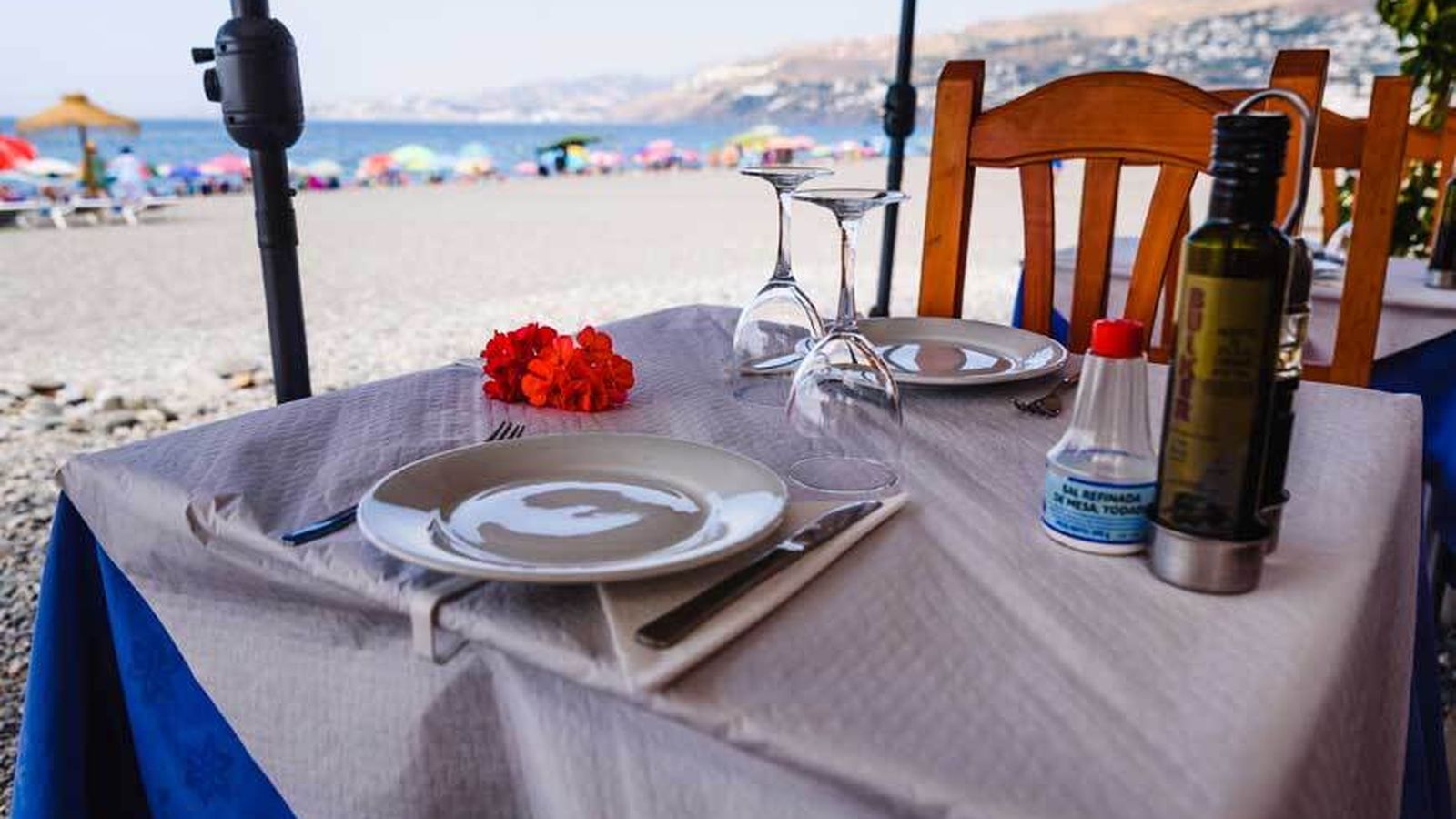 Mesa junto a la playa de Casa Emilio en Salobreña