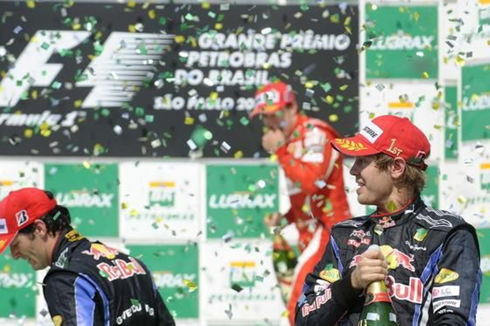 Vettel gana en Interlagos por delante de Webber y Alonso. / EFE