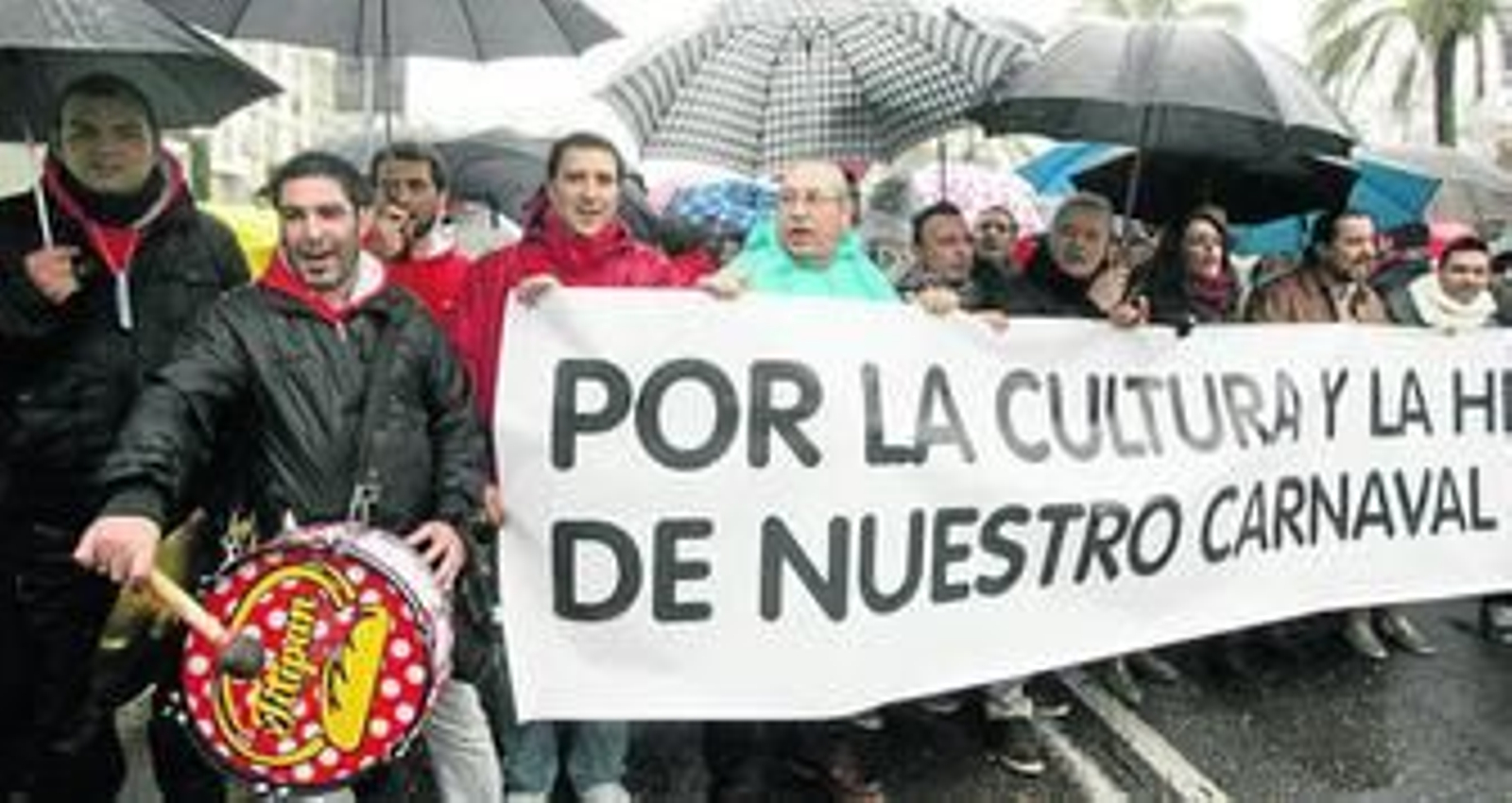 Un momento de la manifestación, a su paso por la avenida de la Victoria. Un momento de la manifestación, a su paso por la avenida de la Victoria.