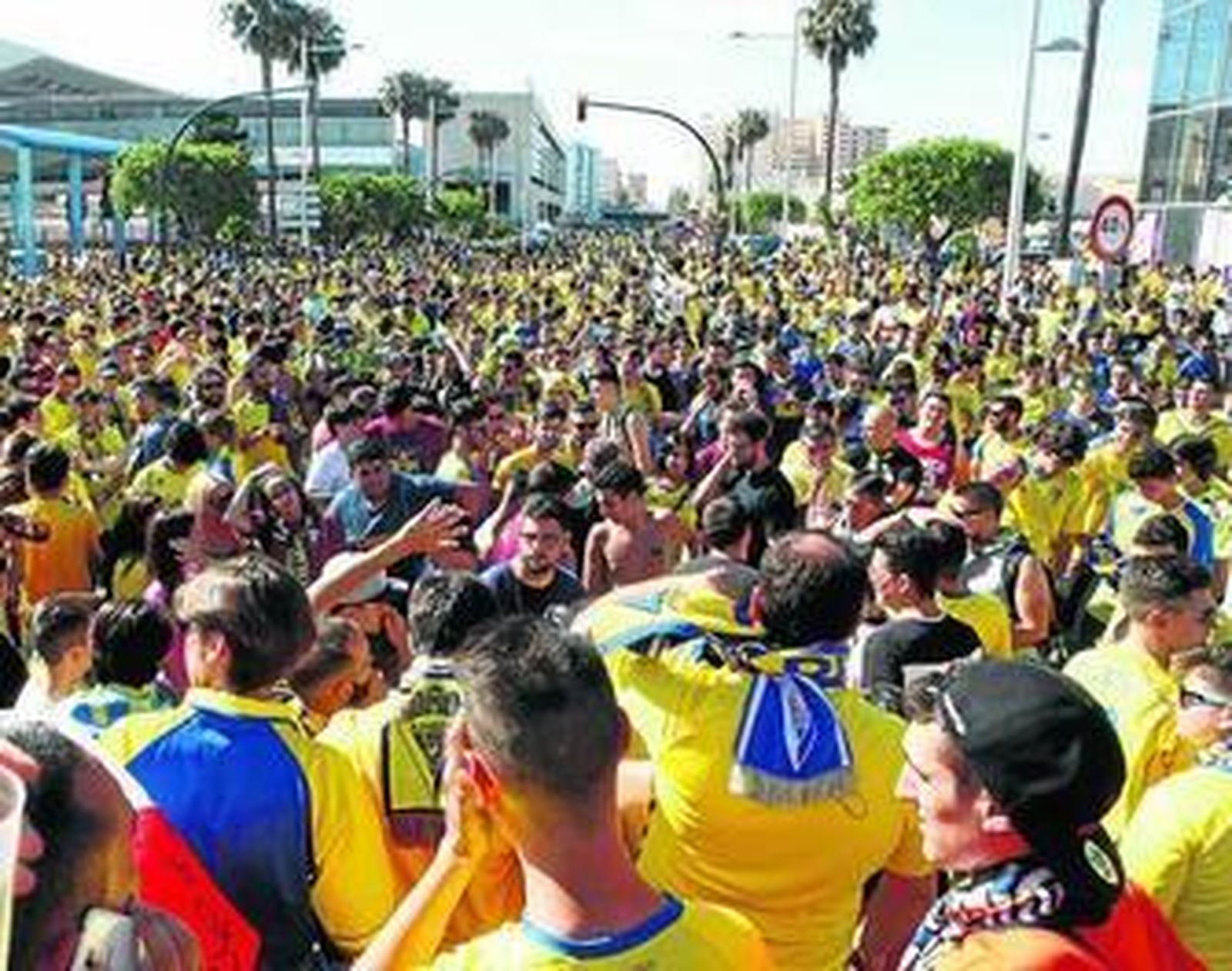 Concentración espectacular de aficionados antes del comienzo del partido Cádiz-Racing de Santander.