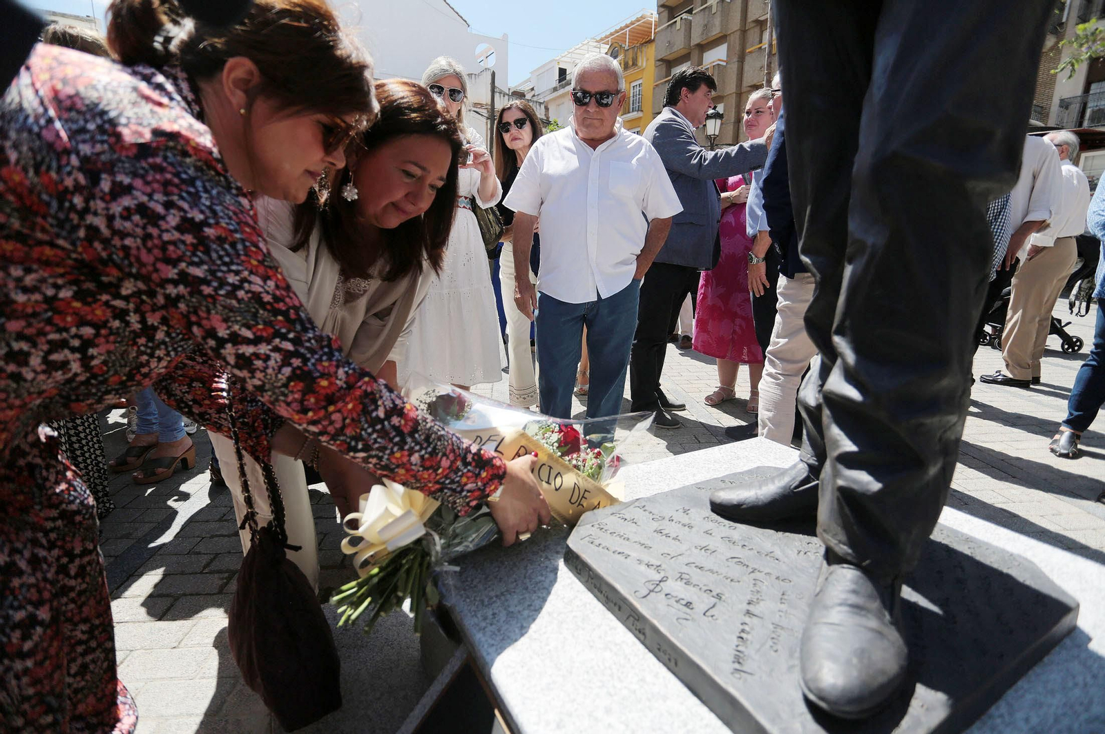 Imágenes del descubrimiento de la escultura en honor a Joseli Carrión