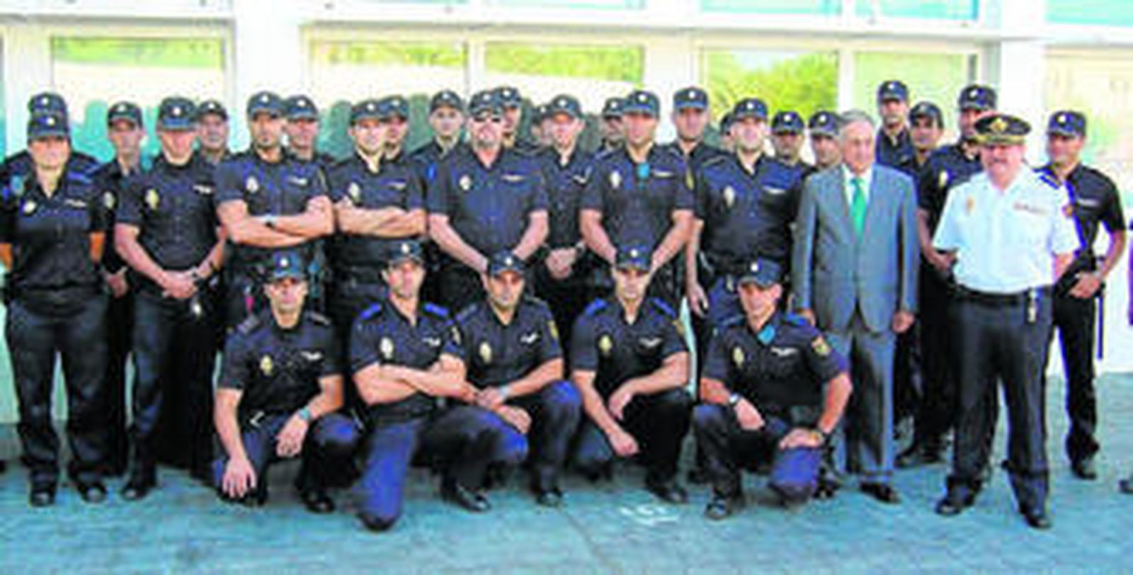 El subdelegado del Gobierno, Enrique Pérez Viguera, junto a los nuevos agentes de la Policía.
