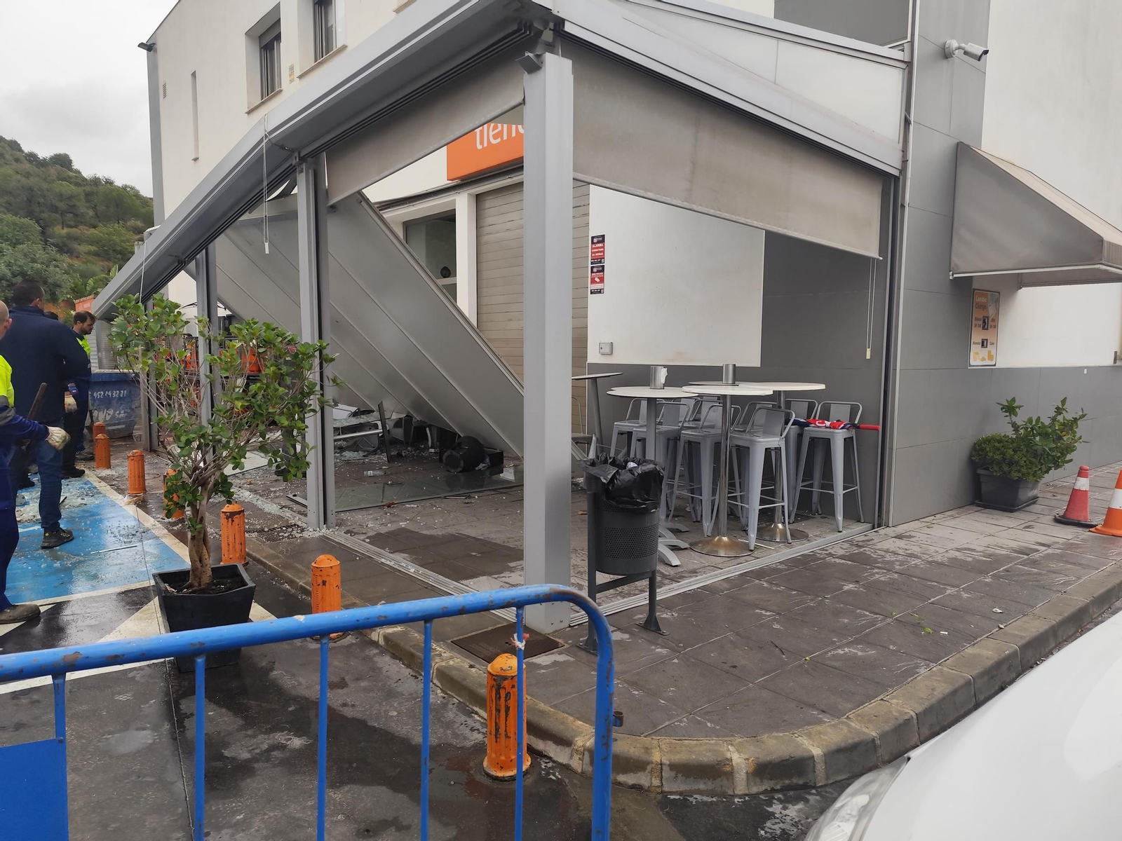 Estado de la terraza exterior de la gasolinera tras el paso del tornado. Estado de la terraza exterior de la gasolinera tras el paso del tornado.