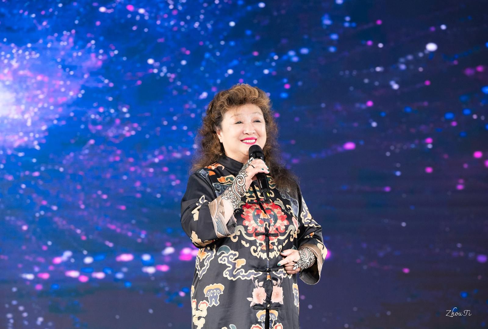 La artista china Cai Qing durante un concierto