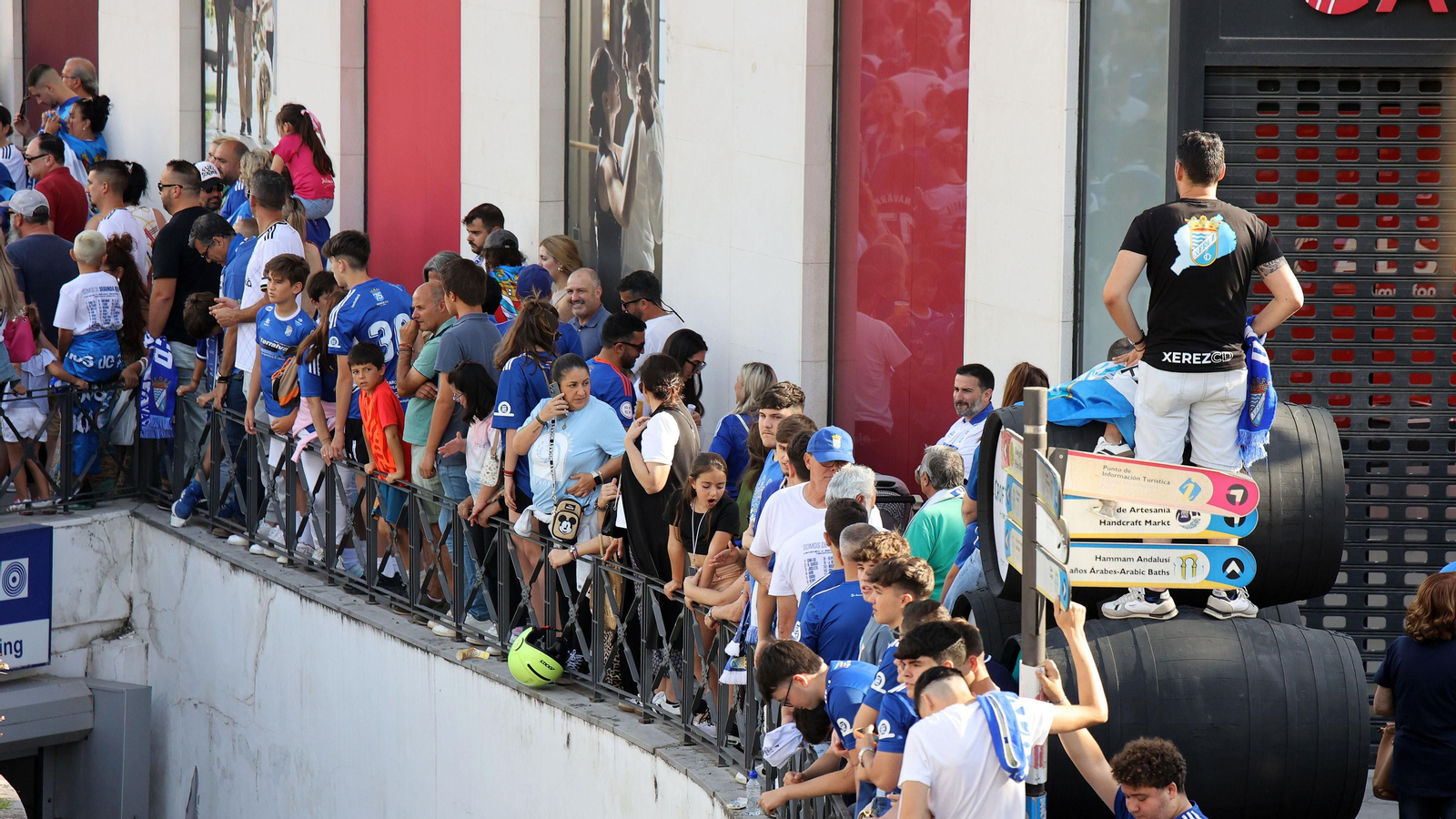 Baño de masas del Xerez CD en Jerez por su ascenso