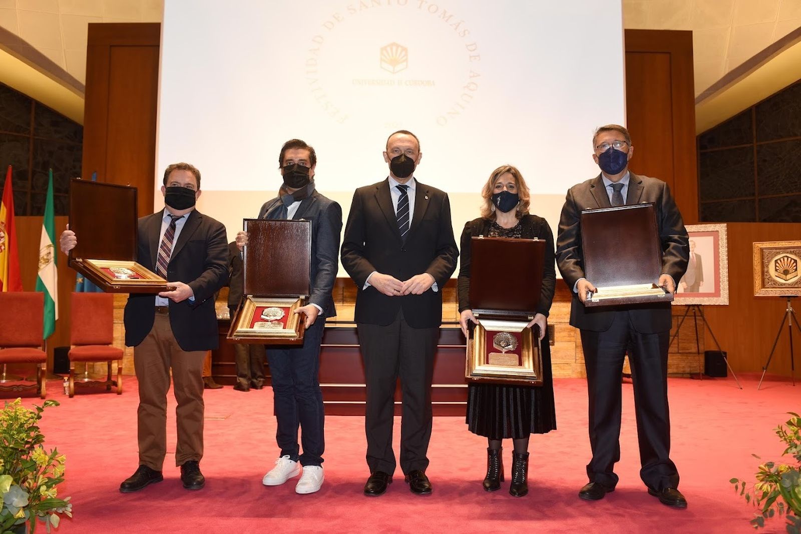El rector de la UCO, en el centro, con los distinguidos con el premio Tomás de Aquino.