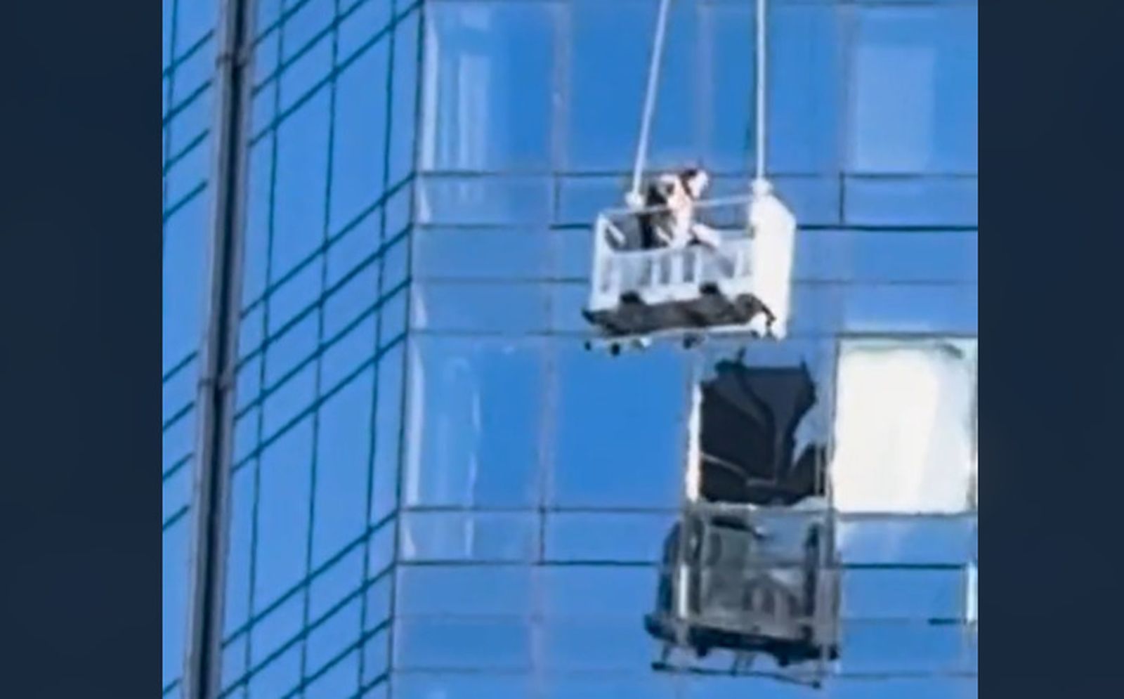 Dos operarios de limpieza de ventanas se salvan de caer al vacío en un rascacielos de Nueva York