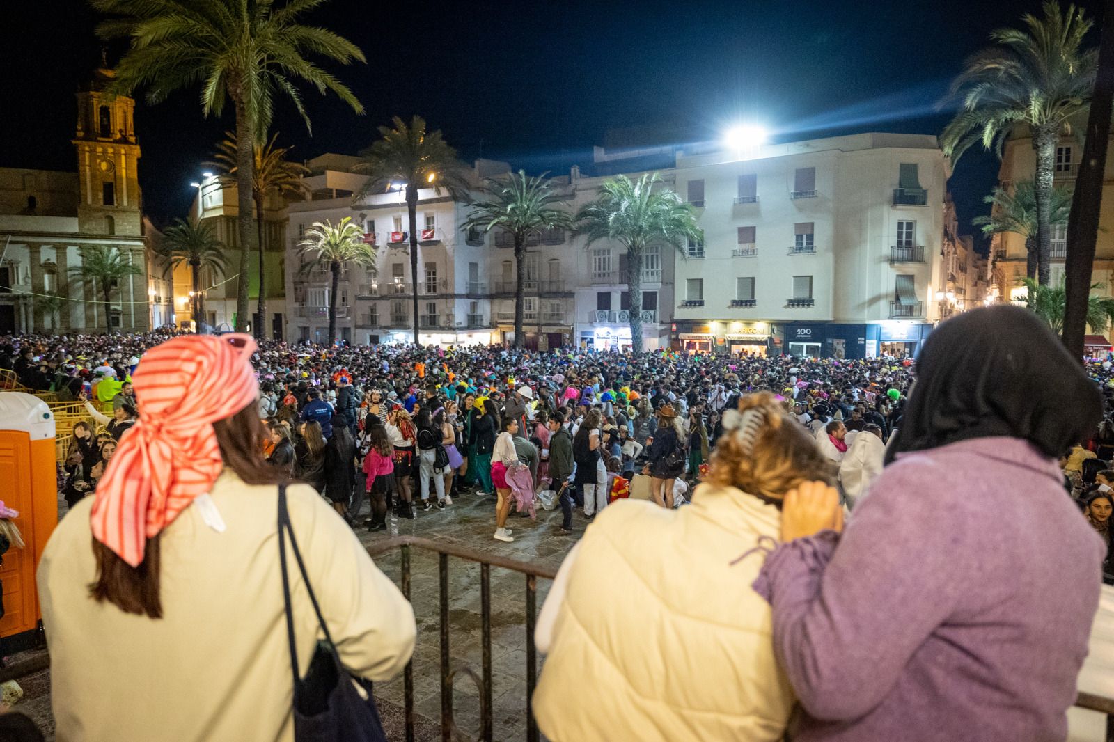Sábado de Carnaval: La plaza de la Catedral vuelve a concentrar el macrobotellón en Cádiz
