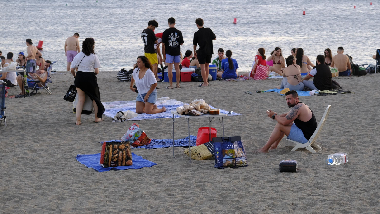 Imágenes de las hogueras de la Noche de San Juan en Almería capital