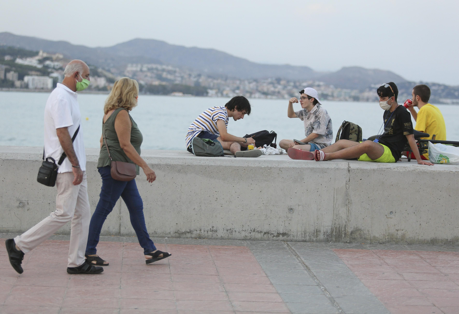 Solitaria noche de San Juan en las playas de Málaga, en fotos